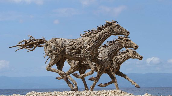 Majestátne drevené kone v životnej veľkosti