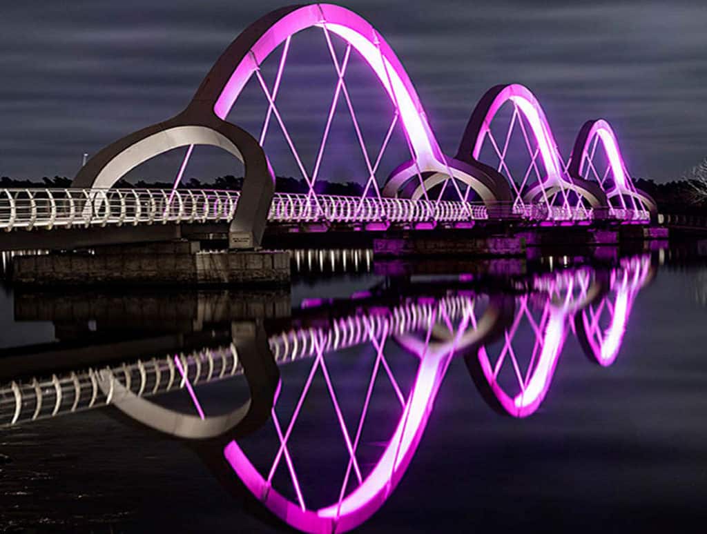 Krásne osvetlenie najdlhšieho mosta na svete pre chodcov