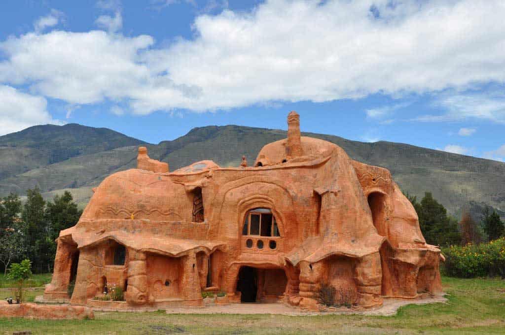 Dom kompletne postavený z hliny