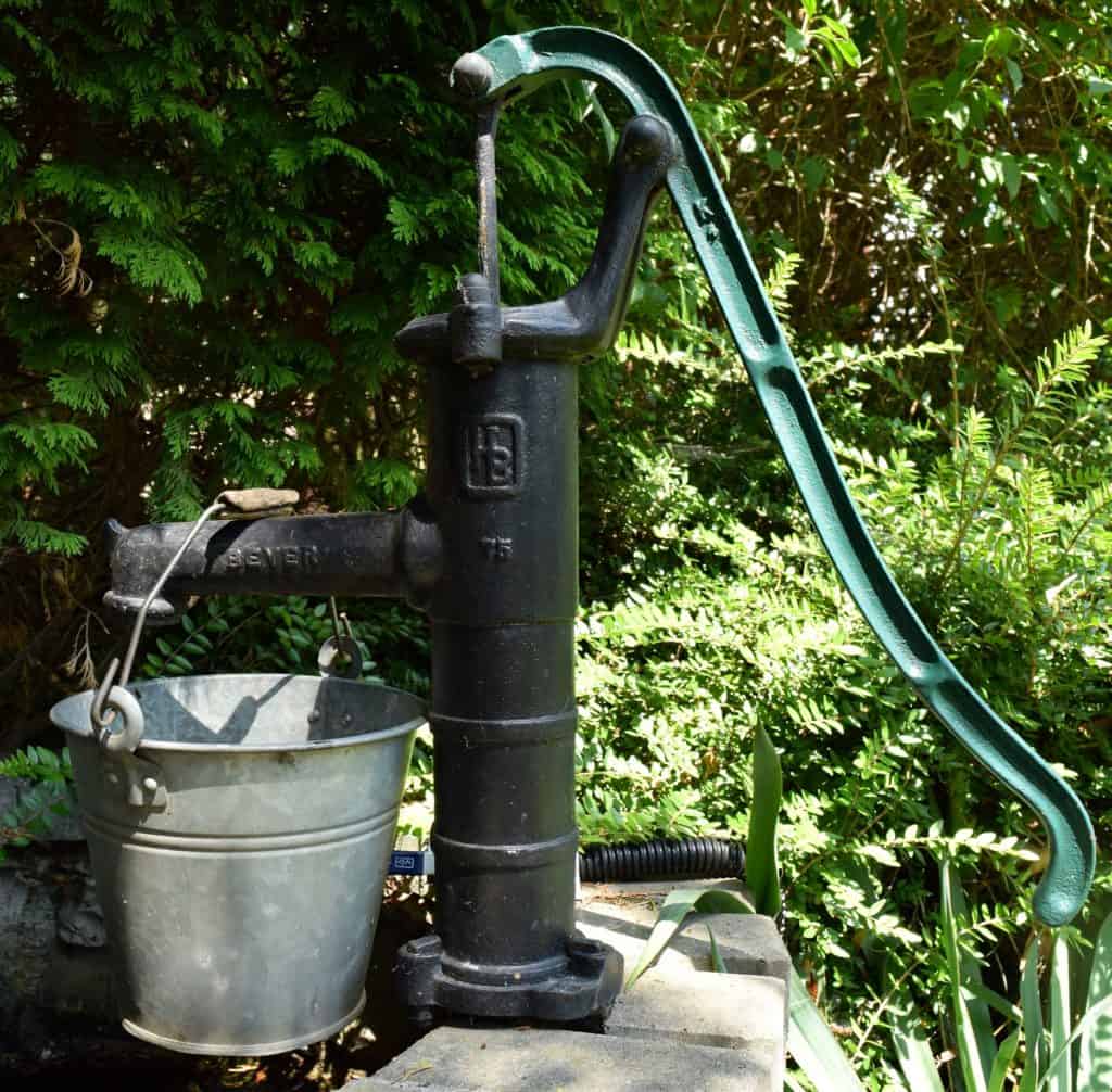 Vodná pumpa v záhrade