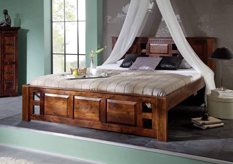 drevená posteľ v etno štýle